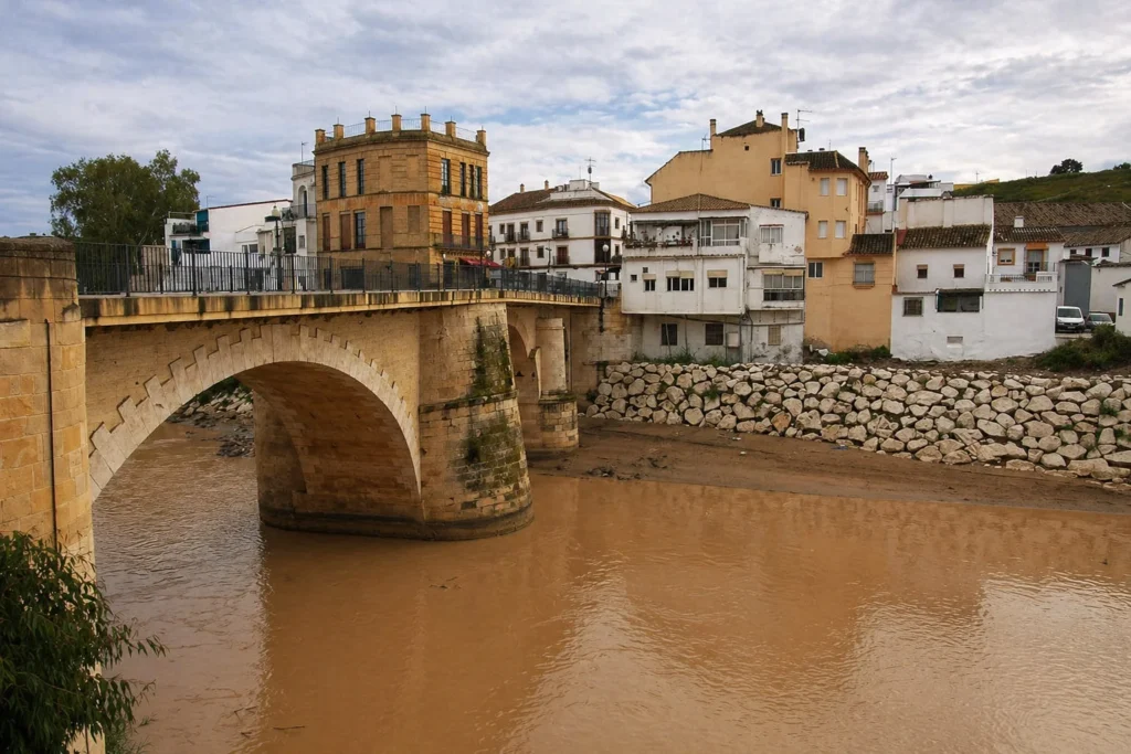 Puente sobre el río Genil en Puente Genil, zona de servicio de fontanería local